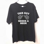 New Summer THIS GUY NEEDS A BEER T Shirt Men Funny Cotton Short Sleeve T-shirt Tshirt camiseta