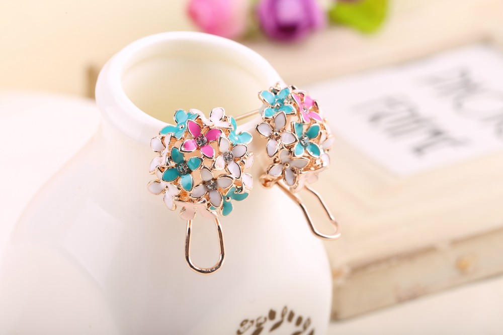 LNRRABC-new-Korean-Four-Leaf--cheap-alloy-Crystal--Floral-Earrings--WhiteBlackPink-Free-Shipping-32589100169